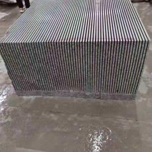 许昌芝麻白毛板荒料切割